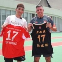 ⚽梦幻联动！拜仁慕尼黑赠孙铭徽17号球衣：敬请期待训练内容
