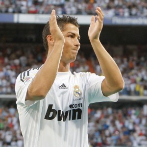 一段传奇的开始！16年前的今天，C罗首次作为皇马球员亮相